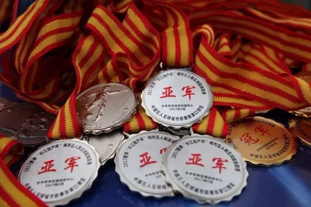 世体：20岁雅科比什维利和19岁埃德·阿勒将争夺巴萨第三门将位置